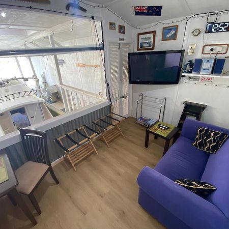On The Water Boat House Apartment Уангарей Екстериор снимка