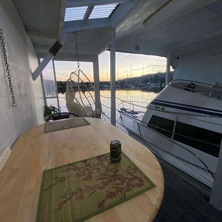 On The Water Boat House Apartment Уангарей Екстериор снимка