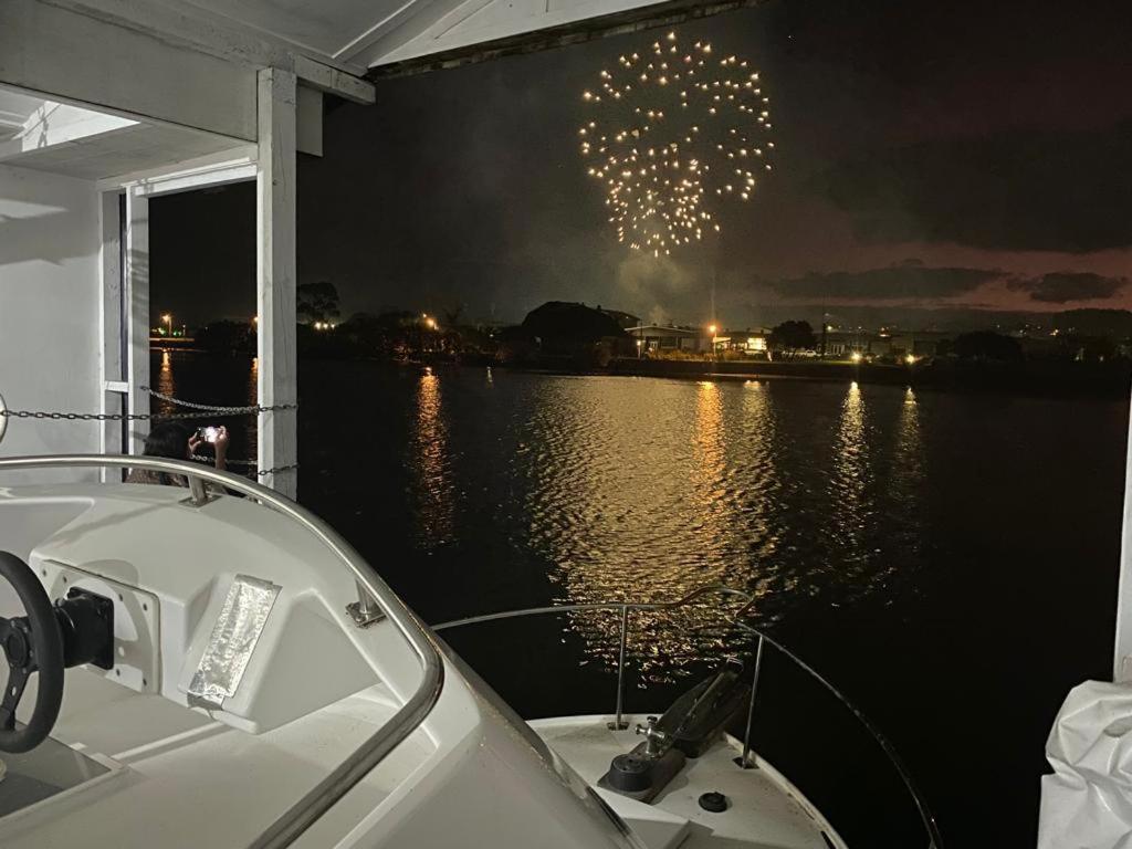 On The Water Boat House Apartment Уангарей Екстериор снимка