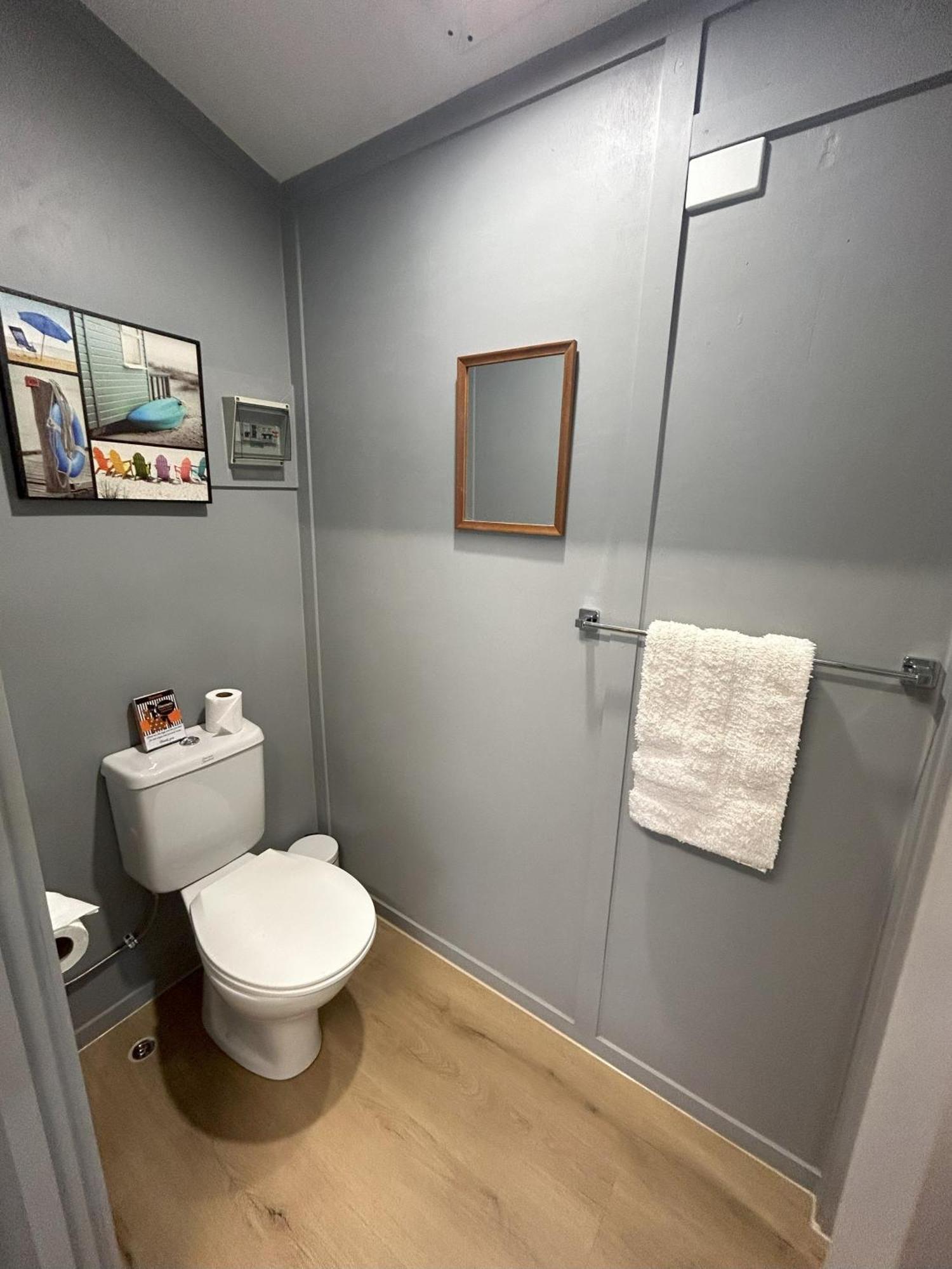 On The Water Boat House Apartment Уангарей Екстериор снимка
