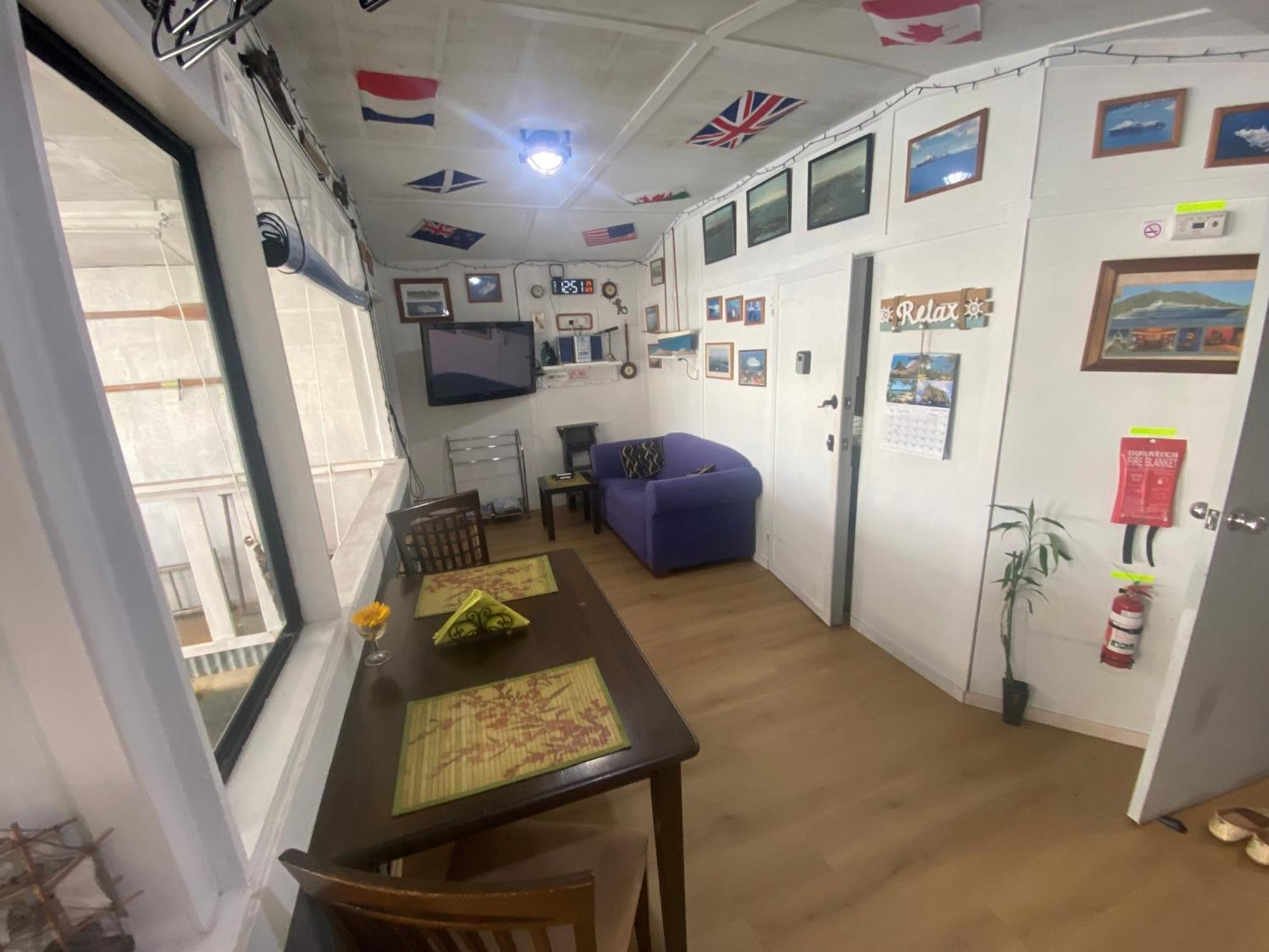 On The Water Boat House Apartment Уангарей Екстериор снимка