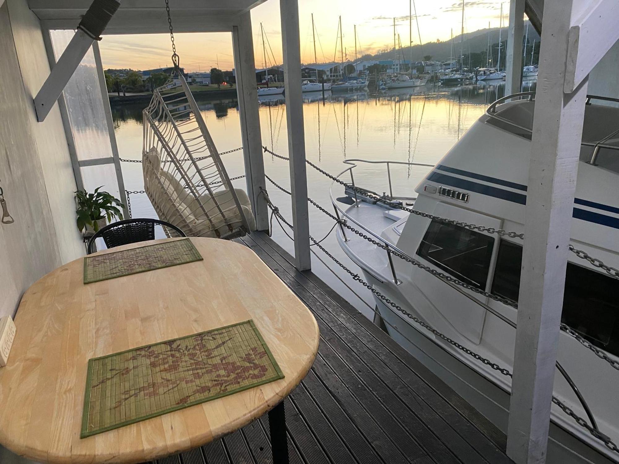 On The Water Boat House Apartment Уангарей Екстериор снимка