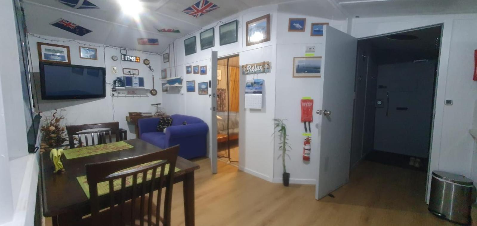 On The Water Boat House Apartment Уангарей Екстериор снимка