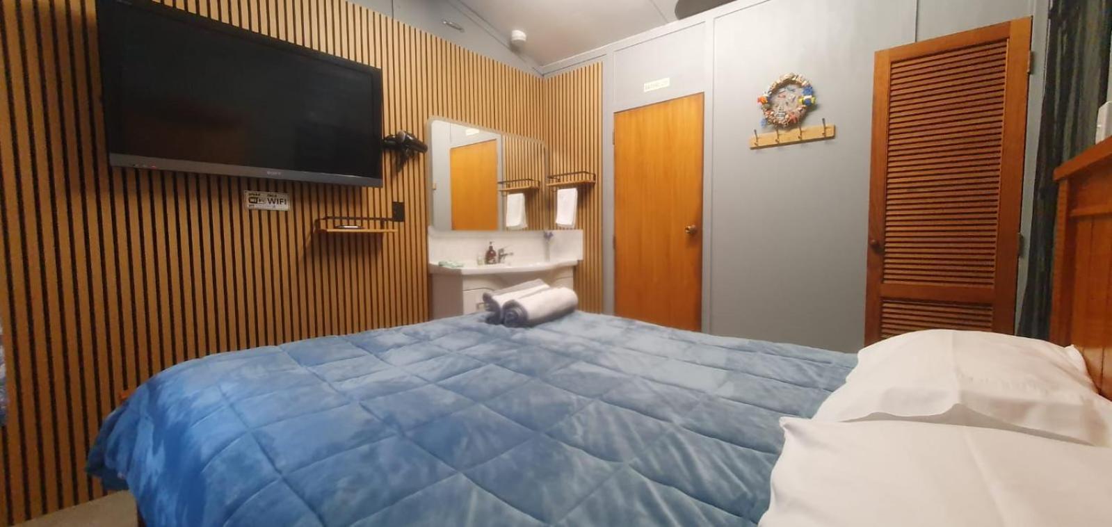 On The Water Boat House Apartment Уангарей Екстериор снимка