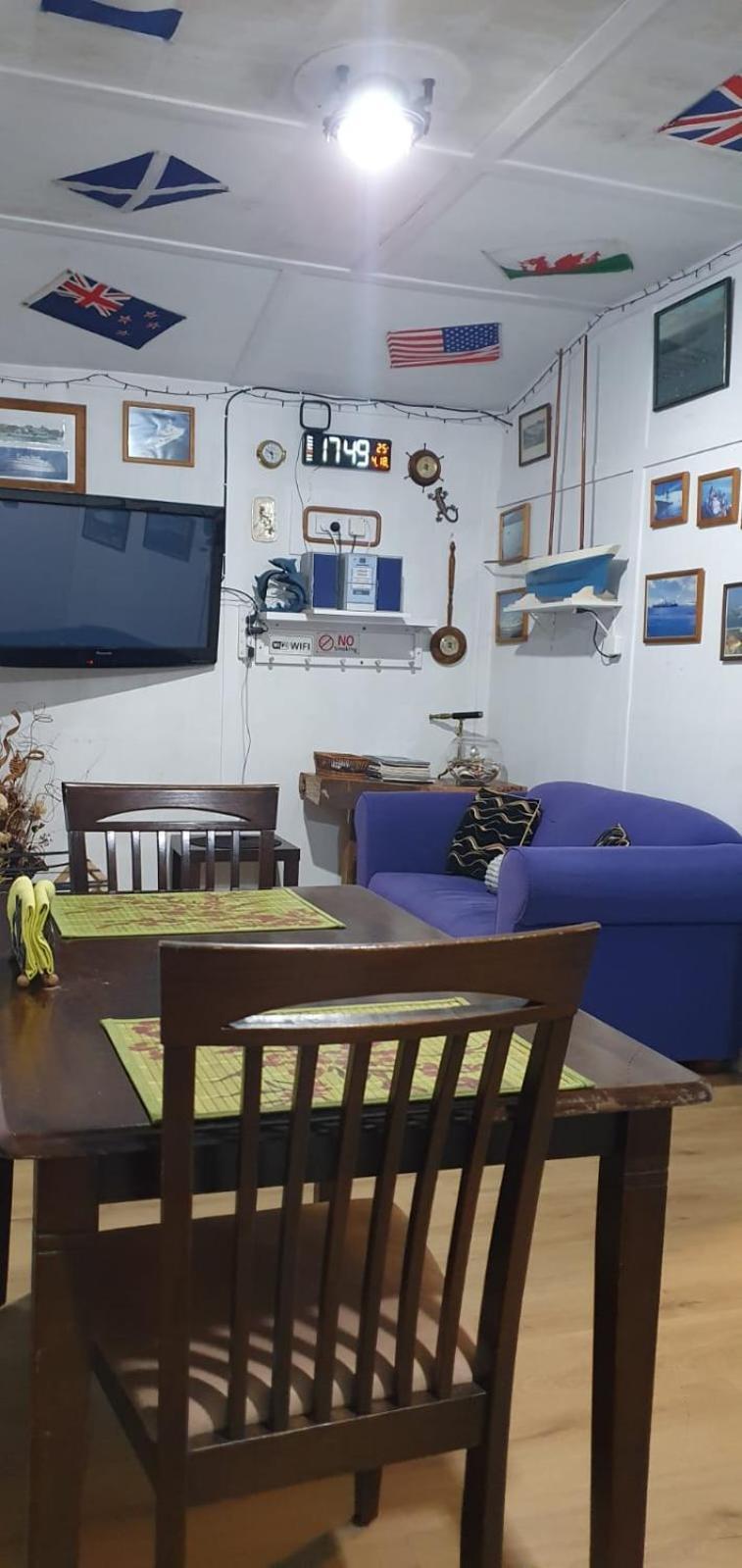 On The Water Boat House Apartment Уангарей Екстериор снимка